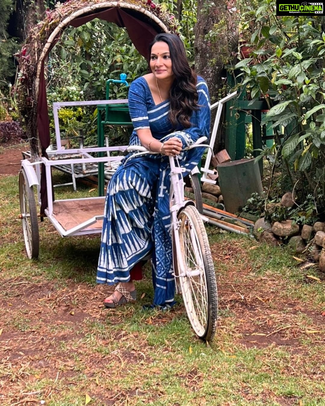 Rethika Srinivas Instagram - Remembering the old times ! #rethikasrinivas #rickshaw #oldtimes #schoollife #saree #cottonsaree #loveforever