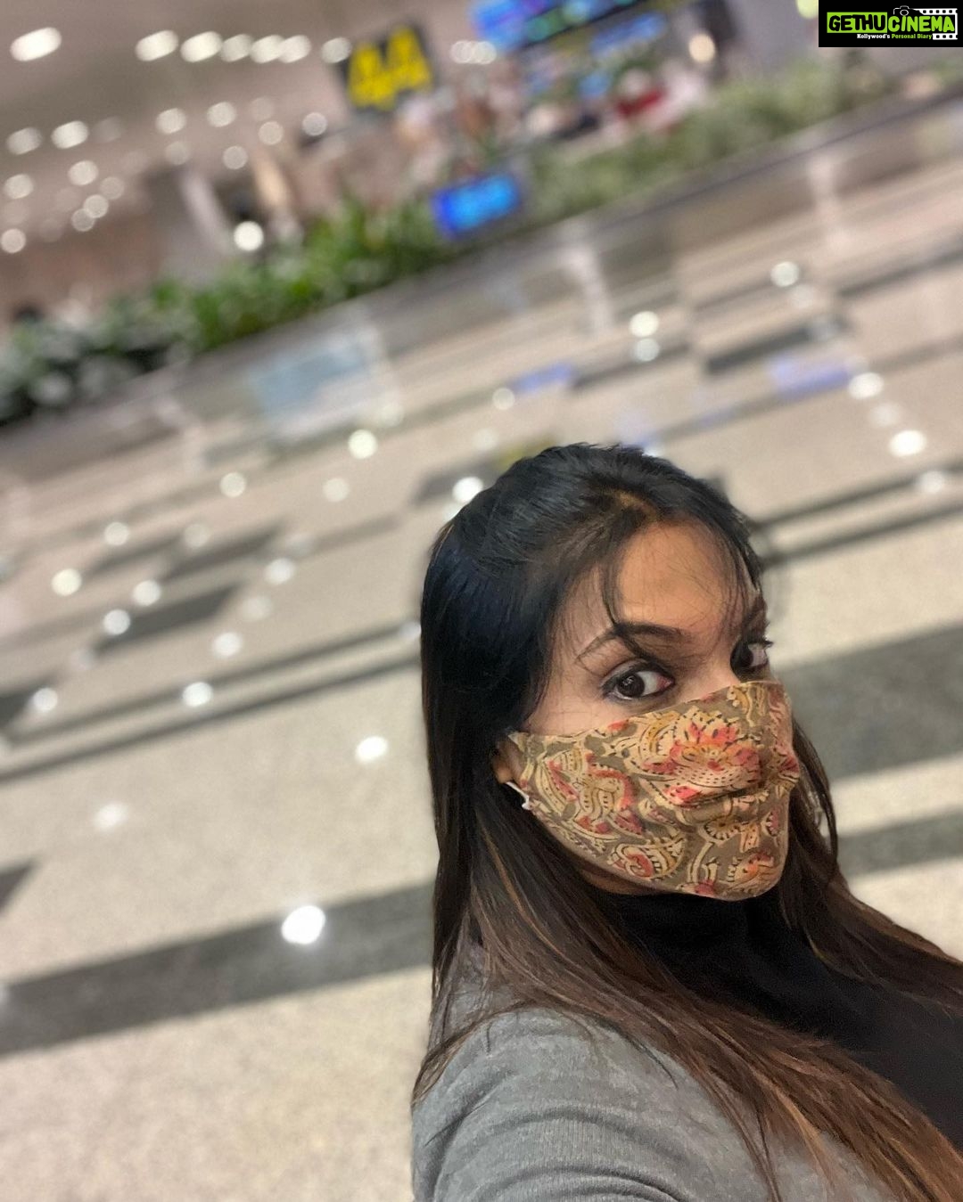 Rethika Srinivas Instagram - Travel time ! #rethikasrinivas #travel #travelphotography #airport #singapore #beauty