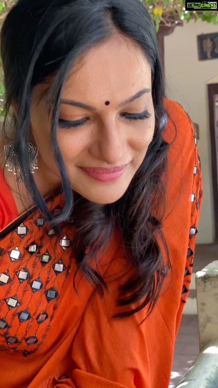 Rethika Srinivas Instagram - As water reflects the face, so one’s life reflects the heart ✨ #rethikasrinivas #reflection #water #orange #green #simplicity #smile #instareels #instagood #chennai #actress #trendingreels #feelitreelit #spreadlove #rethika