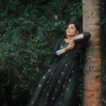 Rethika Srinivas Instagram - Let the wind blow all the negative energies away! Have a good day you all🌻✨ Outfit - @ti_ara3887 #rethikasrinivas #nature #greenwood #bark #mirror #traditional #ethnicwear #smile #love #peace #patience #recentphotoshoot #chennai #actress #recentphoto #rethika