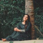 Rethika Srinivas Instagram - Think of all the beauty still left around you and be happy.🌻✨ Outfit - @ti_ara3887 #rethikasrinivas #nature #greenwood #bark #mirror #traditional #ethnicwear #smile #love #peace #patience #recentphotoshoot #chennai #actress #recentphoto #rethika