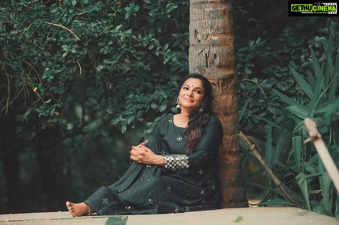 Rethika Srinivas Instagram - Think of all the beauty still left around you and be happy.π»β¨ Outfit - @ti_ara3887 #rethikasrinivas #nature #greenwood #bark #mirror #traditional #ethnicwear #smile #love #peace #patience #recentphotoshoot #chennai #actress #recentphoto #rethika