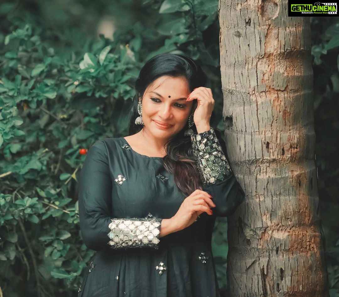 Rethika Srinivas Instagram - Adopt the pace of nature. Her secret is patience ✨ Outfit - @ti_ara3887 #rethikasrinivas #nature #greenwood #bark #mirror #traditional #ethnicwear #smile #love #peace #patience #recentphotoshoot #chennai #actress #recentphoto #rethika