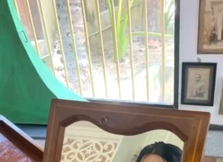 Rethika Srinivas Instagram - I smile a bit more when I see myself in the mirror ☺️✨ #rethikasrinivas #mirror #rethika #saree #kumkum #jasmine #mallipoo #kannadi #smile #beauty #instagood #instareels #feelitreelit #reelsofinstagram #chennai #actress #tamil #live #love #spreadsmile