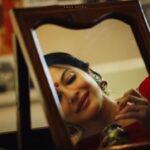 Rethika Srinivas Instagram - Life is like a mirror, we get the best results when we smile. #mirror #antique #indian #traditional #warm #rethika #rethikasrinivas #instagood #smile #love #positivity #kumkum