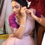 Rethika Srinivas Instagram – Bts of this recent lovely shoot 🤍✨

#lavender #rethikasrinivas #recentphotoshoot #rethika #minimalist #makeup #flowers #hairbun #smile #pose #clicks #bts #behindthescenes #crew #serene #tamilcinema #actress #chennai #eye #saree #contemporaryart