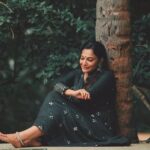 Rethika Srinivas Instagram - Think of all the beauty still left around you and be happy.🌻✨ Outfit - @ti_ara3887 #rethikasrinivas #nature #greenwood #bark #mirror #traditional #ethnicwear #smile #love #peace #patience #recentphotoshoot #chennai #actress #recentphoto #rethika