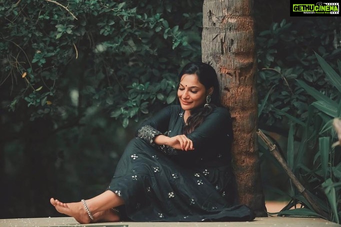 Rethika Srinivas Instagram - Think of all the beauty still left around you and be happy.π»β¨ Outfit - @ti_ara3887 #rethikasrinivas #nature #greenwood #bark #mirror #traditional #ethnicwear #smile #love #peace #patience #recentphotoshoot #chennai #actress #recentphoto #rethika