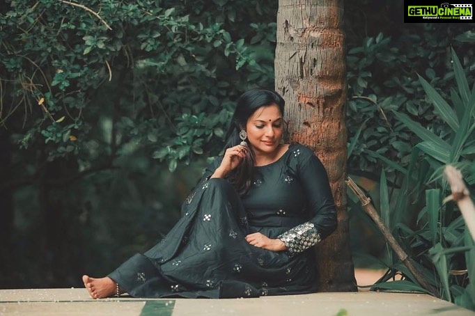 Rethika Srinivas Instagram - Think of all the beauty still left around you and be happy.π»β¨ Outfit - @ti_ara3887 #rethikasrinivas #nature #greenwood #bark #mirror #traditional #ethnicwear #smile #love #peace #patience #recentphotoshoot #chennai #actress #recentphoto #rethika