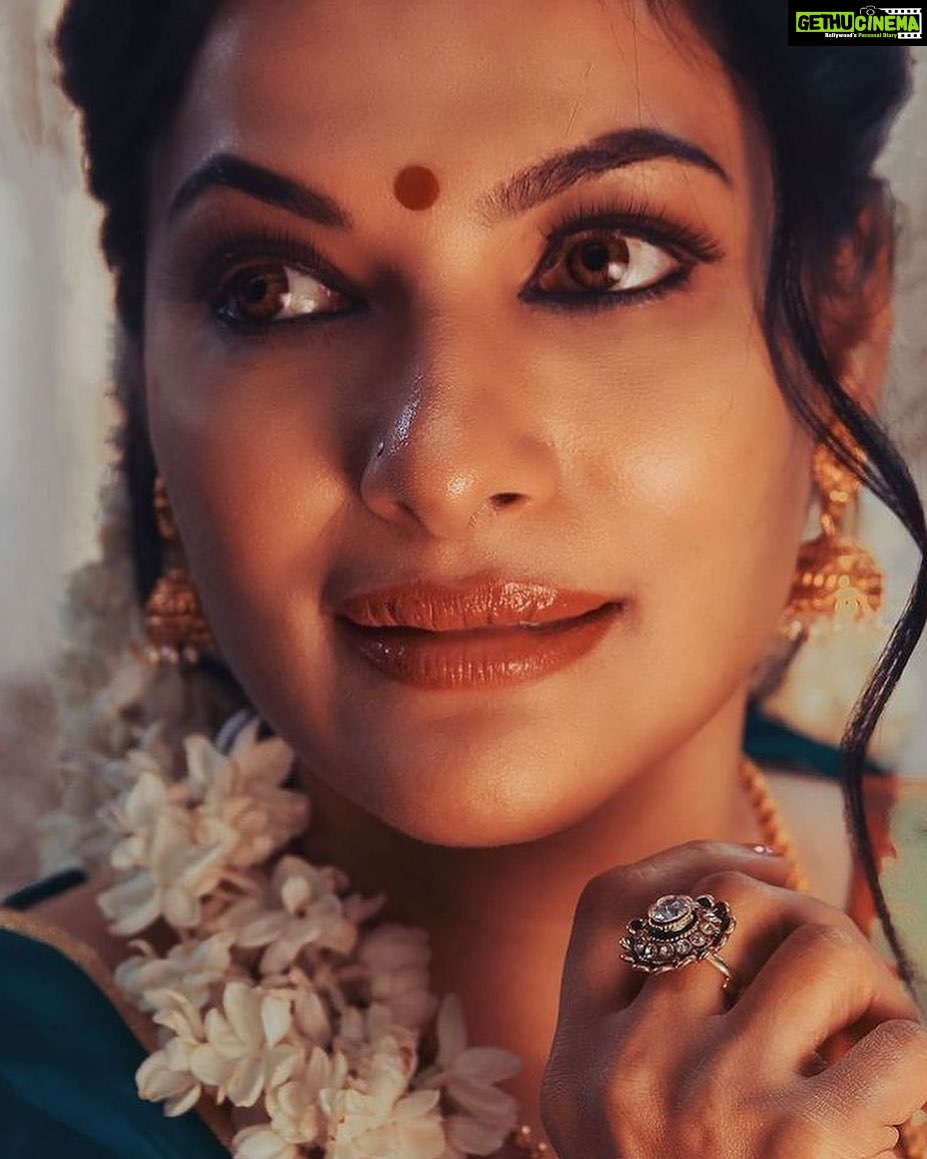 Rethika Srinivas - 4.4K Likes - A woman whose smile is open and whose expression is glad has a kind of beauty no matter what she wears.
#recentphotoshoot
#eyes #newphotoshoot #trending #closeup #brown #rethikasrinivas #rethikasjustmyway #instafamily #expression #positivevibes #chennai #moodygrams #justanotherdayinwa #skincare #red #attitude #positivity #rethikasjustmywayfam #exclusive #timeless #instagood #instafamous #actress #staysafe #staypositive