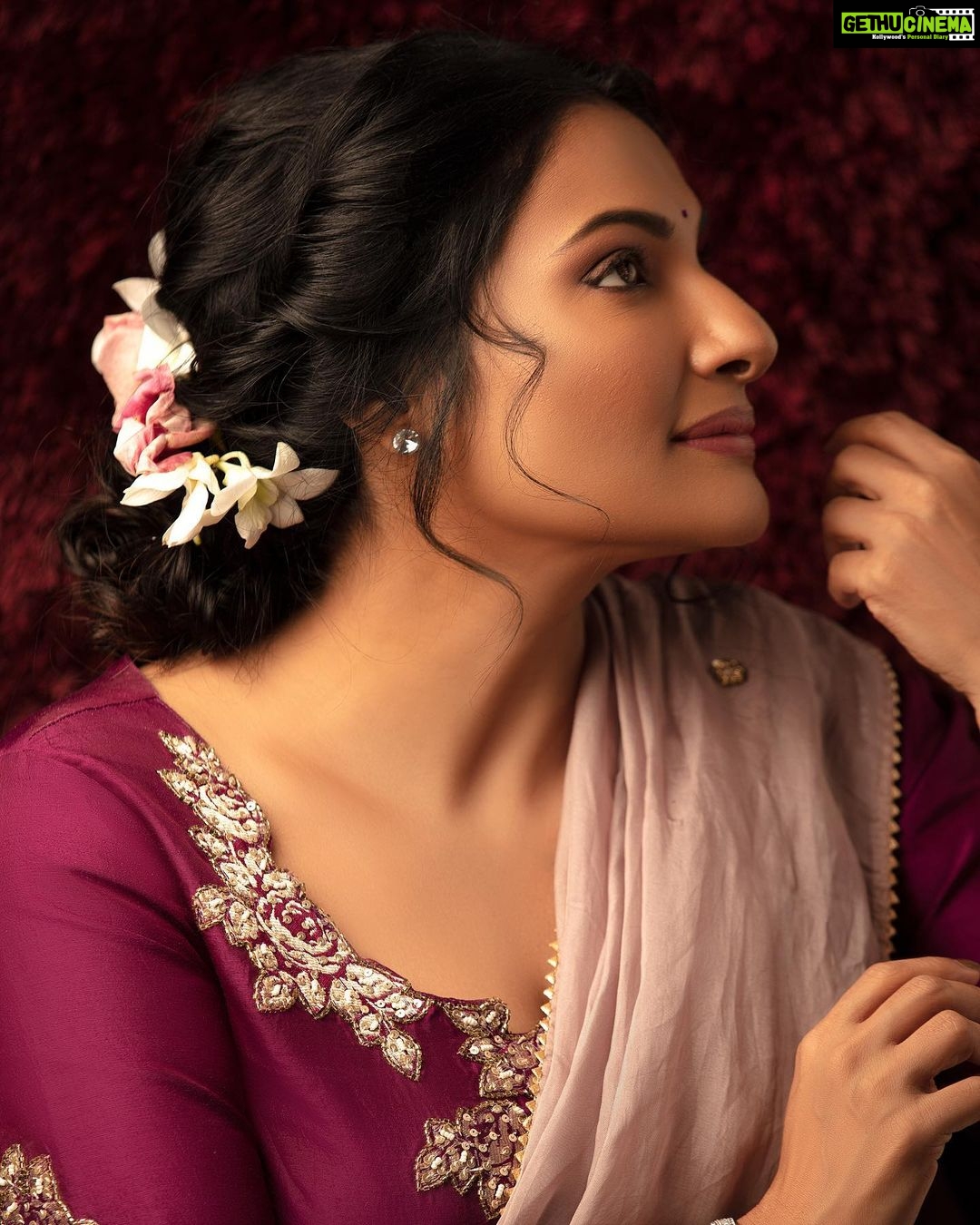Rethika Srinivas Instagram - Beauty is simplicity ✨ Photo @rejoykrishnanphotographer Make up @kalwon_beauty Hair @ganesh_hair_architect Outfit @kaksh_by_kavita ——— #eyes #newphotoshoot #trending #closeup #wood #rethikasrinivas #rethikasjustmyway #instafamily #expression #positivevibes #chennai #moodygrams #justanotherdayinwa #skincare #messyhair #attitude #positivity #lavender #exclusive #timeless #instagood #instafamous #saree #actress #staysafe #staypositive #selflove #purple #eyes