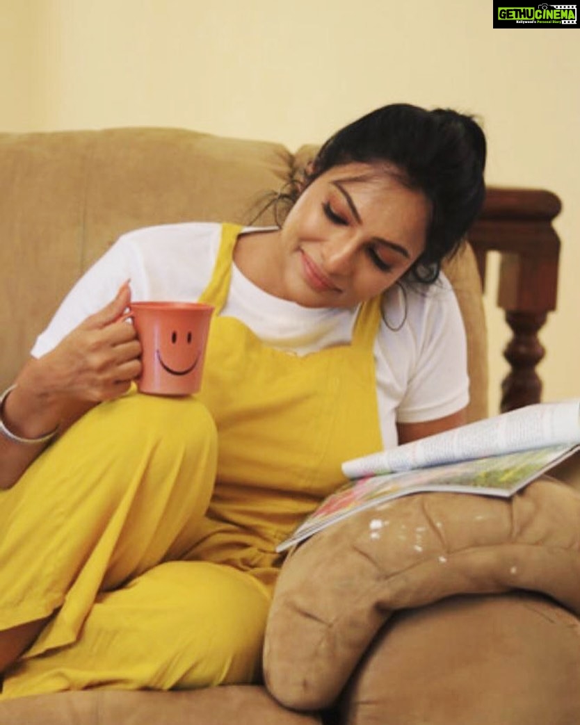 Rethika Srinivas Instagram - New week. New opportunities π»β¨ Have an amazing day ahead :) βββ #rethika #newphotoshoot #trending #smile #nofilter #rethikasrinivas #rethikasjustmyway #instafamily #expression #positivevibes #chennai #moodygrams #justanotherdayinwa #skincare #messyhair #attitude #positivity #skin #exclusive #timeless #instagood #instafamous #actress #staysafe #staypositive #selflove #casual #yellow