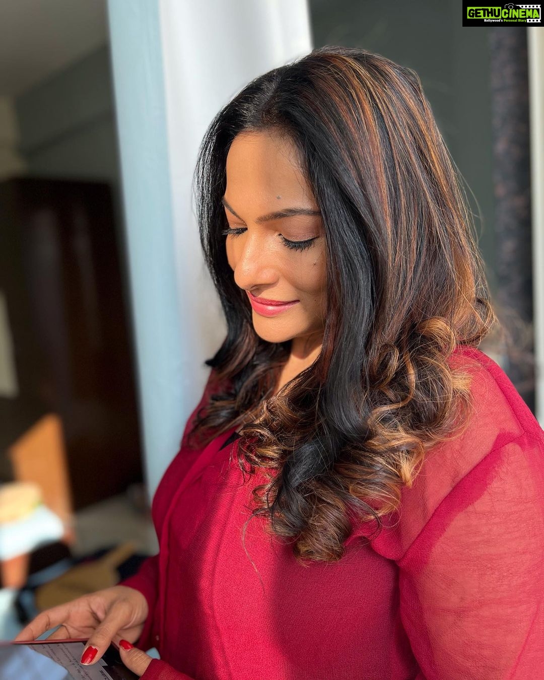 Rethika Srinivas Instagram - I’m the happiest when I’m working.. ✨ #rethika #smile #live #love #positivevibes #newday #spreadlove #spreadsmile #motivation #inspire #laugh #rethikasrinivas #actress #chennai #workoholic #cinema #joy #friday #almostweekend #haveaniceday #bepositive #terrace #workday