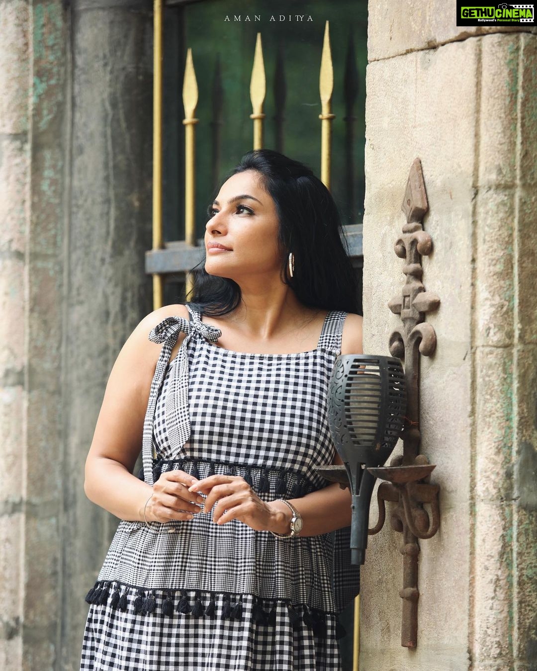 Rethika Srinivas Instagram - Some beautiful paths can’t be discovered without getting lost ✨ Have a good day you all ☺️ Photo by @iamanaditya ——— #rethika #newphotoshoot #trending #smile #dress #rethikasrinivas #rethikasjustmyway #instafamily #expression #positivevibes #chennai #moodygrams #justanotherdayinwa #skincare #messyhair #attitude #positivity #skin #exclusive #timeless #instagood #instafamous #smokeyeyes #actress #goodday #staypositive #selflove #simplicity #black