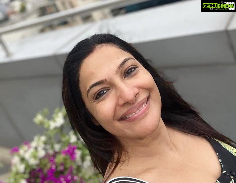 Rethika Srinivas Instagram - Nothing you wear is more important than your smile :) #rethika #smile #live #love #positivevibes #newday #spreadlove #spreadsmile #motivation #inspire #laugh #rethikasrinivas #actress #chennai #rain #cinema #joy #friday #almostweekend #haveaniceday #bepositive #terrace #tuesday