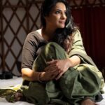 Rethika Srinivas Instagram - Make sure you light up all things around you ✨ Have a good day you all! #recentphotoshoot Photo @nvn_photography446 Styled by @styleupramyasekar @ramya_sekar_design_studio @velvetstories_ Hair and Make up @nirmala.jansi ——— #simplicity #newphotoshoot #trending #closeup #smile #rethikasrinivas #rethikasjustmyway #instafamily #expression #positivevibes #chennai #nomakeup #aesthetic #woods #confidence #positivity #greens #exclusive #timeless #instagood #instafamous #metime #actress #saree #casual #book #black #greens