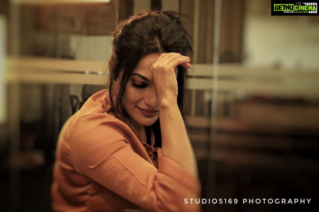 Rethika Srinivas Instagram - Monday feels like a good day today πβ¨ #recentphotoshoot Photo @sheimour69 @sheimourcapture @sheimour Hair and Make up @makemeupbyjanani #rethikasrinivas #smile #brown #newphotoshoot #trending #rethikasjustmywayfam #instafamily #expression #positivevibes #justanotherdayinwa ##exclusive #timeless #instagood #instafamous #rain #actress #staysafe #staypositive #rethikasjustmyway