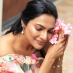 Rethika Srinivas Instagram - Flowers always make people happier; they are sunshine for the soul. #recentphotoshoot Photo @varuun.jpg Makeup @makeupbysaineethz Hair @makeupwithlekha ——— #rethika #newphotoshoot #trending #smile #nofilter #rethikasrinivas #rethikasjustmyway #instafamily #expression #positivevibes #chennai #moodygrams #justanotherdayinwa #skincare #messyhair #attitude #positivity #skin #exclusive #timeless #instagood #instafamous #smokeyeyes #actress #staypositive #selflove #closeup #flowers