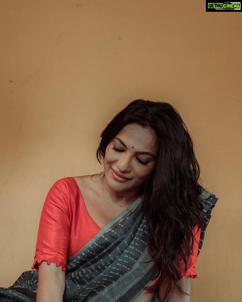 Rethika Srinivas - 4.4K Likes - Live quietly in the moment and see the beauty of all before you.
#recentphotoshoot ✨
Photo @nvn_photography446
Edit @rasvik_m
Styled by @styleupramyasekar @ramya_sekar_design_studio @velvetstories_
Hair and Make up @nirmala.jansi
Location @casuarina_bay
———
#eyes #newphotoshoot #trending #closeup #wood #rethikasrinivas #rethikasjustmyway #instafamily #expression #positivevibes #chennai #moodygrams #justanotherdayinwa #skincare #messyhair #attitude #positivity #blue #exclusive #timeless #instagood #instafamous #red #actress #staysafe #staypositive #selflove #indigo #eyes