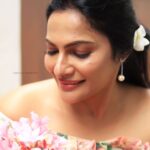 Rethika Srinivas Instagram - Like fresh flowers, sometimes the little things in life are more than enough✨ They make me smile :) #recentphotoshoot Photo @varuun.jpg Makeup @makeupbysaineethz Hair @makeupwithlekha ——— #rethika #newphotoshoot #trending #smile #nofilter #rethikasrinivas #rethikasjustmyway #instafamily #expression #positivevibes #chennai #moodygrams #justanotherdayinwa #skincare #messyhair #attitude #positivity #skin #exclusive #timeless #instagood #instafamous #smokeyeyes #actress #staypositive #selflove #closeup #flowers