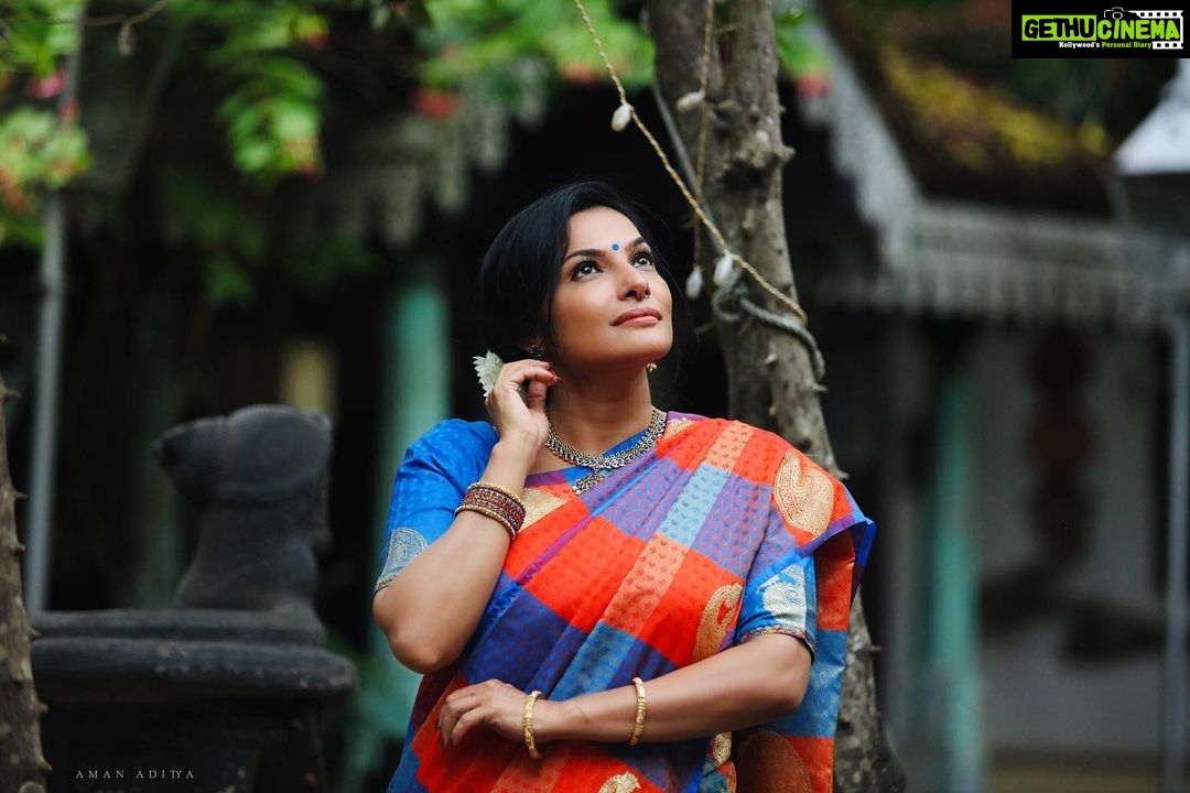 Rethika Srinivas Instagram - Happy Dussehra and Vijayadashami✨ May this year the evil of ego and attitude dies and may your heart announce the victory of love ♥️ #recentphotoshoot Photo by @iamanaditya #vijayadashami #festivewear #southindian #rethika #rethikasrinivas #blue #poo #positivevibes #auspicious #simplicity #elegant #outdoors #newphoto #actress #kollywood #tamil #traditional #smile #pattusaree #grace #silk #shine #happy #spreadlove #newday #tamilnadu #trending