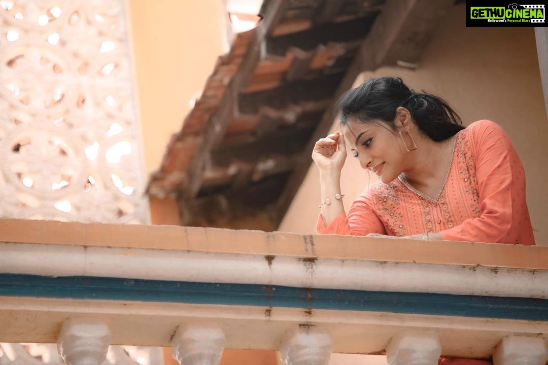 Rethika Srinivas Instagram - Life’s too beautiful. Relax! And enjoy every moment of it :) Photo by @iamanaditya Edit by @rasvik_m #rethikasrinivas #rose #metime #lifeisbeautiful #smile #rethika #pillars #balcony #livethelittlethings #positivevibes #spreadlove