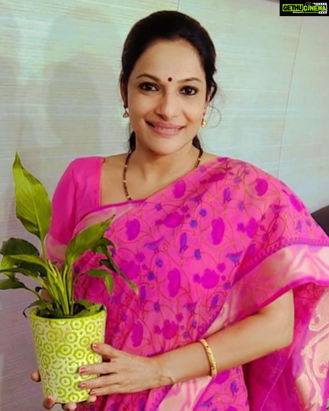 Rethika Srinivas Instagram - Pictures from the recent shoot. How nice it feels when people at the shooting spot gift you a plant ✨ It feels good to get back to work. #tvc #commercial #ad #rethika #instagood #diwali #festive #ghee #advertisement #television #actress #tamil #chennai #pink #love #success #career #passion #instaad #tvads #coactors #crew #shoot #gheelicious #rethikasrinivas #instapost