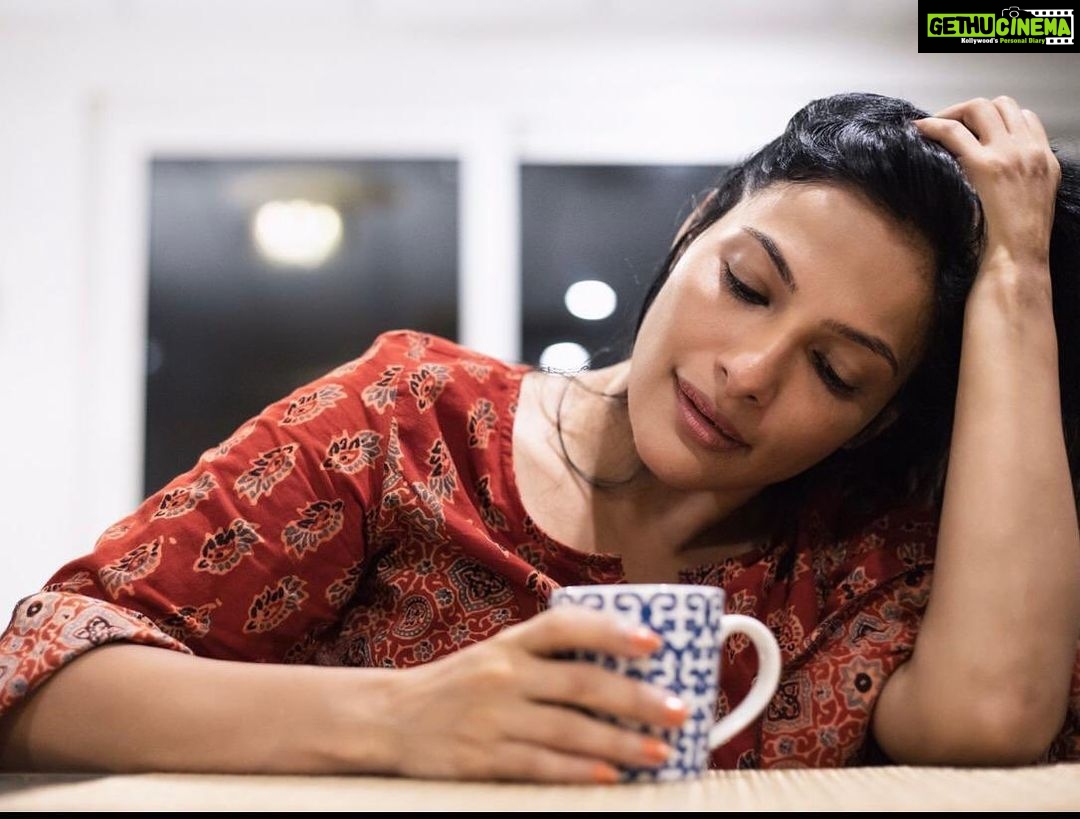 Rethika Srinivas Instagram - Any time is a good time for coffee π Any coffee lover here? #recentphotoshoot Photo @nvn_photography446 Styled by @styleupramyasekar @ramya_sekar_design_studio @velvetstories_ Hair and Make up @nirmala.jansi Location @casuarina_bay βββ #style #newphotoshoot #trending #closeup #fashion #rethikasrinivas #rethikasjustmyway #instafamily #expression #positivevibes #chennai #moodygrams #caffeine #metime #shirt #attitude #positivity #greens #exclusive #timeless #instagood #instafamous #workaholic #actress #evening #white #shades #coffee #indowestern Casuarina Bay