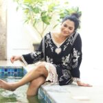 Rethika Srinivas Instagram - One small positive thought can change your whole day! Have a good day you all✨ #recentphotoshoot Photo @varuun.jpg Makeup @makeupbysaineethz Hair @makeupwithlekha ——— #rethika #newphotoshoot #trending #smile #nofilter #rethikasrinivas #rethikasjustmyway #instafamily #expression #positivevibes #chennai #moodygrams #justanotherdayinwa #skincare #messyhair #attitude #positivity #skin #exclusive #timeless #instagood #instafamous #smokeyeyes #actress #staysafe #staypositive #selflove #closeup #black
