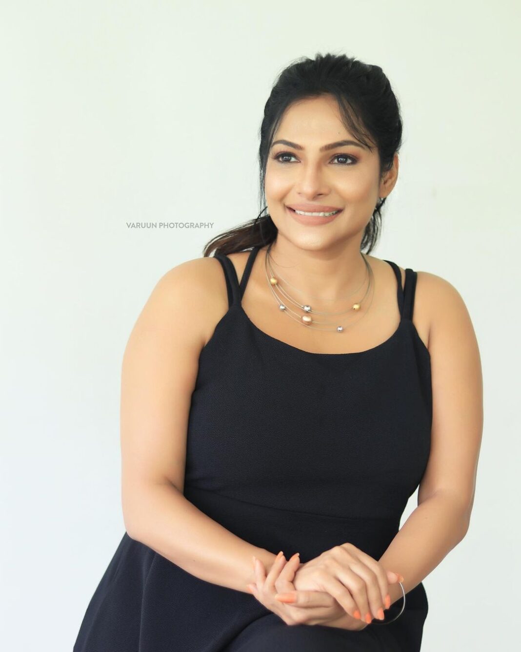 Rethika Srinivas Instagram - Wherever you go, no matter what the weather, always bring your own sunshine 🌻✨
#recentphotoshoot
Photo @varuun.jpg
Makeup @makeupbysaineethz
Hair @makeupwithlekha
———
#rethika #newphotoshoot #trending #smile #dress #rethikasrinivas #rethikasjustmyway #instafamily #expression #positivevibes #chennai #moodygrams #justanotherdayinwa #skincare #messyhair #attitude #positivity #skin #exclusive #timeless #instagood #instafamous #smokeyeyes #actress #staysafe #staypositive #selflove #simplicity #black Rethika Srinivas Instagram - Wherever you go, no matter what the weather, always bring your own sunshine 🌻✨ #recentphotoshoot Photo @varuun.jpg Makeup @makeupbysaineethz Hair @makeupwithlekha ——— #rethika #newphotoshoot #trending #smile #dress #rethikasrinivas #rethikasjustmyway #instafamily #expression #positivevibes #chennai #moodygrams #justanotherdayinwa #skincare #messyhair #attitude #positivity #skin #exclusive #timeless #instagood #instafamous #smokeyeyes #actress #staysafe #staypositive #selflove #simplicity #black
