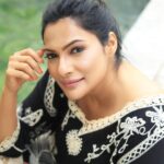 Rethika Srinivas Instagram - It makes a big difference in yours and other’s life when you stay positive ✨ #recentphotoshoot Photo @varuun.jpg Makeup @makeupbysaineethz Hair @makeupwithlekha ——— #rethika #newphotoshoot #trending #smile #nofilter #rethikasrinivas #rethikasjustmyway #instafamily #expression #positivevibes #chennai #moodygrams #justanotherdayinwa #skincare #messyhair #attitude #positivity #skin #exclusive #timeless #instagood #instafamous #smokeyeyes #actress #staysafe #staypositive #selflove #closeup #black