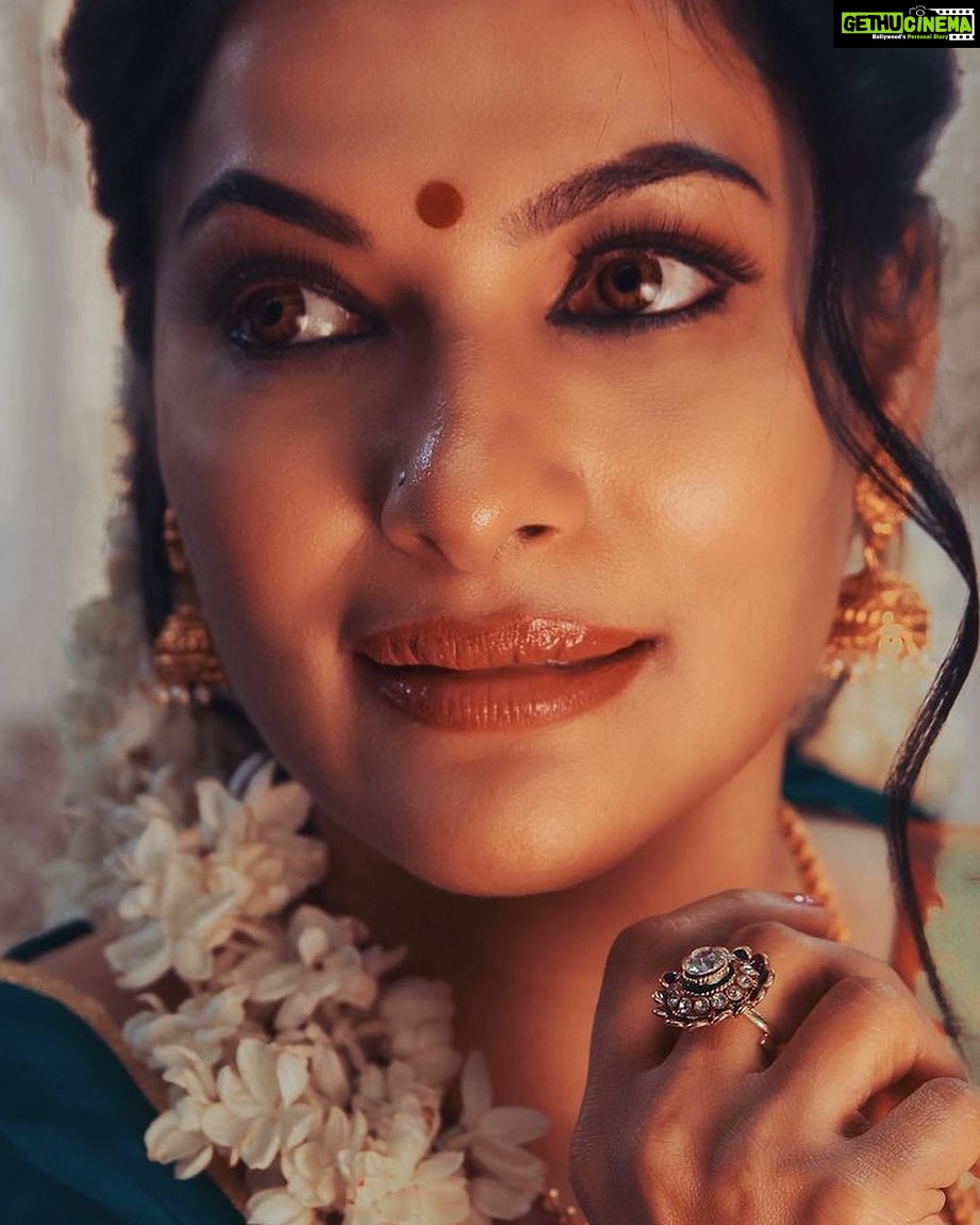 Rethika Srinivas - 5.2K Likes - A woman whose smile is open and whose expression is glad has a kind of beauty no matter what she wears.
#recentphotoshoot
Photo @sheimour69 @sheimourcapture @sheimour
Edit @rasvik_m
Hair and Make up @makemeupbyjanani
Jewellery @ti_ara3887
———
#eyes #newphotoshoot #trending #closeup #brown #rethikasrinivas #rethikasjustmyway #instafamily #expression #positivevibes #chennai #moodygrams #justanotherdayinwa #skincare #red #attitude #positivity #rethikasjustmywayfam #exclusive #timeless #instagood #instafamous #lockdown #actress #staysafe #staypositive