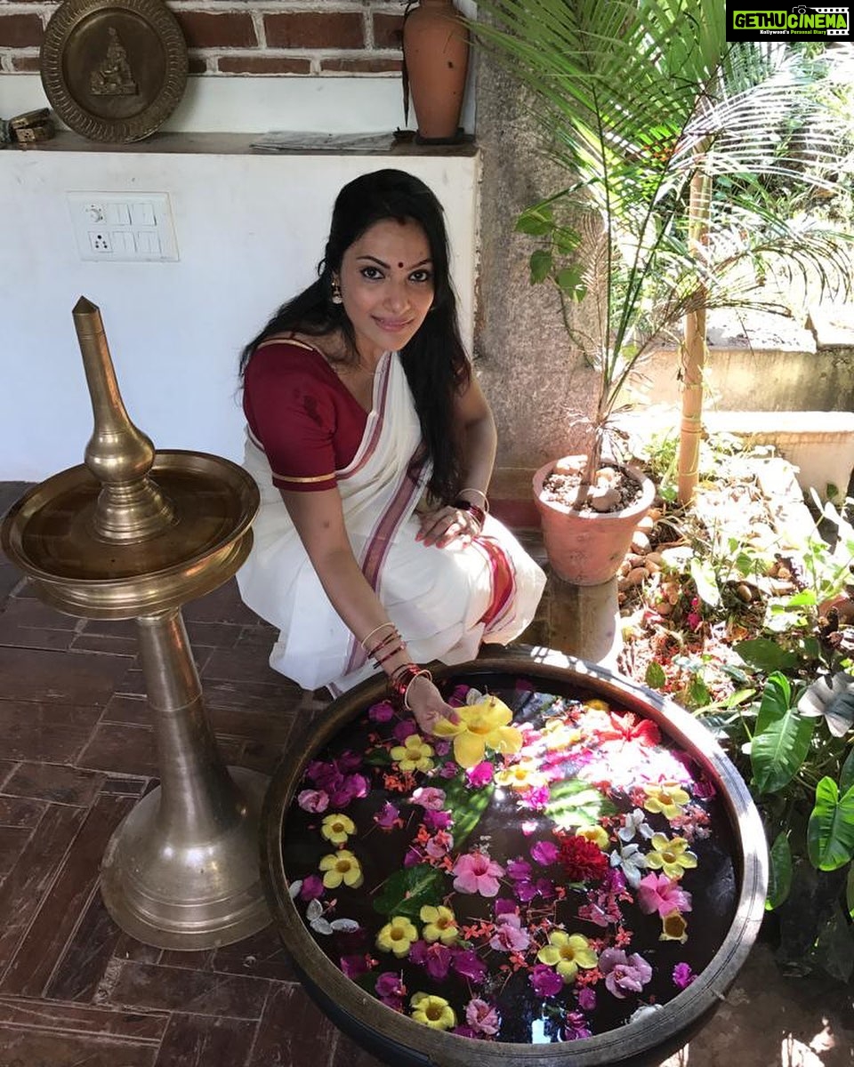Rethika Srinivas Instagram - Happy Onam! Onam Ashamsakal ✨ #instareels #onam #onamsaree #onam2021 #white #malayalam #onamashamsakal #feelitreelit #reels #trending #auspicious #august #festivewear #festivevibes #celebration #morning #family #love #positivevibes #spreadlove #spreadpositivity