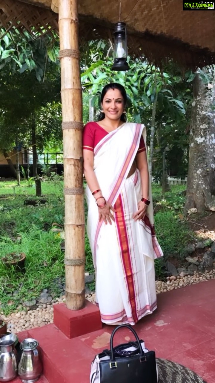 Rethika Srinivas Instagram - Happy Onam! Onam Ashamsakal ✨ #instareels #onam #onamsaree #onam2021 #white #malayalam #onamashamsakal #feelitreelit #reels #trending #auspicious #august #festivewear #kerala #festivevibes #celebration #morning #family #love #positivevibes #spreadlove #spreadpositivity