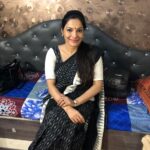 Rethika Srinivas Instagram - While in shoot :) #rethikasrinivas #friday #goodvibes #spreadpositivity #staystrong #workhard #perseverance #everyday #inspire #workholic #goodday #rethika #shoot #black #saree #tamilmovie #spot #positivity #spreadhappiness #success