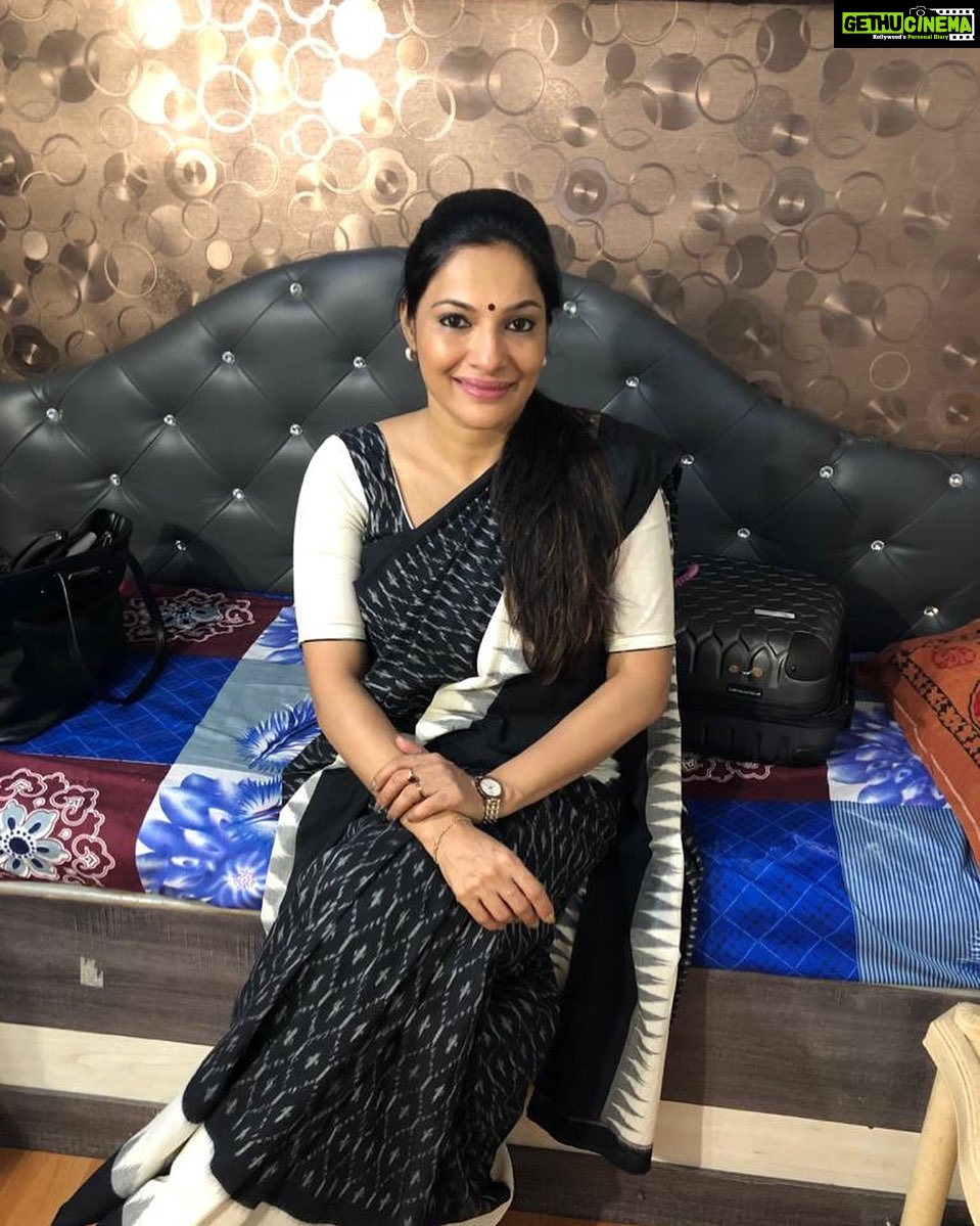 Rethika Srinivas Instagram - While in shoot :) #rethikasrinivas #friday #goodvibes #spreadpositivity #staystrong #workhard #perseverance #everyday #inspire #workholic #goodday #rethika #shoot #black #saree #tamilmovie #spot #positivity #spreadhappiness #success