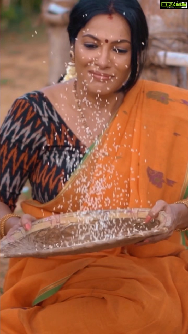 Rethika Srinivas - 5.2K Likes - Nothing can dim the smile on your face when you’re doing something you love✨
Photography @nvn_photography446
Video @videosiva
Styled by @styleupramyasekar
Blouse @ramya_sekar_design_studio
YT channel @velvetstories_
Hair and Make up @nirmala.jansi
Location @casuarina_bay
———
#tamilsongs #newphotoshoot #trending #closeup #viral #rethikasrinivas #arasipodaikrathu #reels #expression #instareels #chennai #moodygrams #justanotherdayinwa #reelitfeelit #aadi #attitude #positivity #rethikasjustmywayfam #exclusive #timeless #instagood #instafamous #traditional #actress #yellow #staypositive #mookuthi #rice #cooking #thangamey