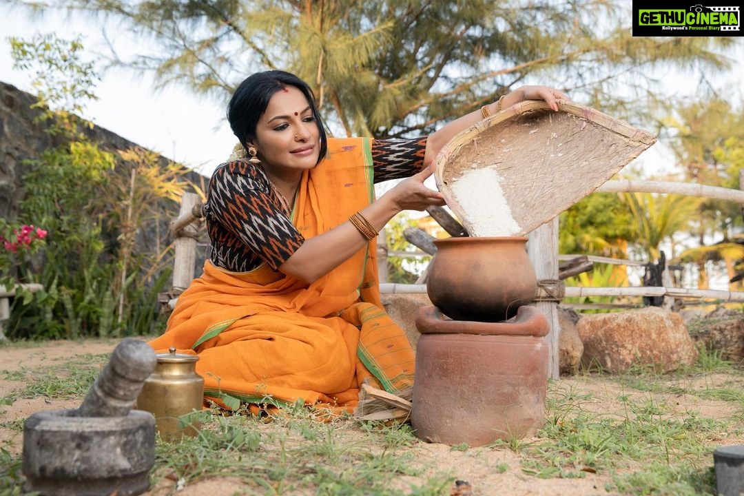 Rethika Srinivas - 3.9K Likes - Remembering those good old traditional ways of husking rice. It reminds me of all the strong ladies I’ve seen growing. Just a window to my past and the values I carry forward with each tradition I still and will follow.
#aadi auspicious month blessings 🌻✨
#recentphotoshoot
Photo @nvn_photography446
Styled by @styleupramyasekar @ramya_sekar_design_studio @velvetstories_
Hair and Make up @nirmala.jansi
Location @casuarina_bay
———
#simplicity #newphotoshoot #trending #closeup #arasipodaikrathu #rethikasrinivas #rethikasjustmyway #instafamily #expression #positivevibes #chennai #oldisgold #turmeric #husking #traditionalvalues #positivity #greens #exclusive #timeless #instagood #instafamous #women #actress #yellow #festivewear #rice #aadimasam #traditional