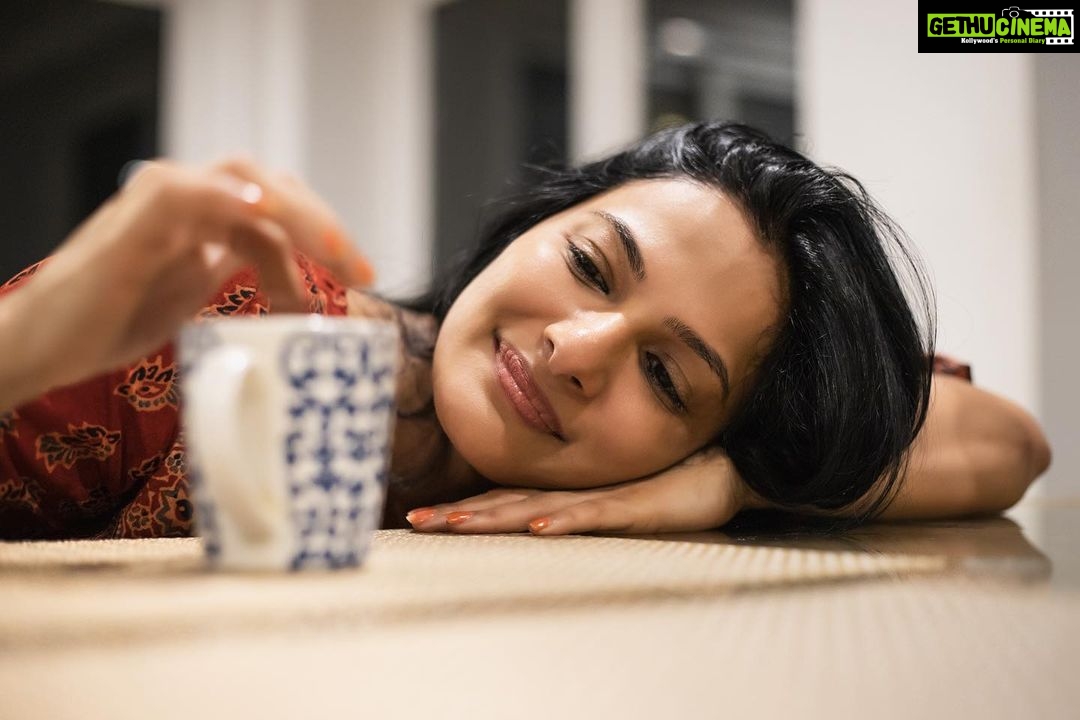 Rethika Srinivas Instagram - My evening coffee ritual is never compromised for anything πβ¨ Can you go a day without coffee? #recentphotoshoot Photo @nvn_photography446 Styled by @styleupramyasekar @ramya_sekar_design_studio @velvetstories_ Hair and Make up @nirmala.jansi Location @casuarina_bay βββ #style #newphotoshoot #trending #closeup #fashion #rethikasrinivas #rethikasjustmyway #instafamily #expression #positivevibes #chennai #moodygrams #caffeine #metime #shirt #attitude #positivity #greens #exclusive #timeless #instagood #instafamous #workaholic #actress #evening #white #shades #coffee #indowestern Casuarina Bay