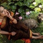 Rethika Srinivas Instagram - What can I tell you.. Nature never fails to make me feel the best 🌻✨ #recentphotoshoot Photo @nvn_photography446 Styled by @styleupramyasekar @ramya_sekar_design_studio @velvetstories_ Hair and Make up @nirmala.jansi Location @casuarina_bay ——— #eyes #newphotoshoot #trending #closeup #brown #rethikasrinivas #rethikasjustmyway #instafamily #expression #positivevibes #chennai #moodygrams #justanotherdayinwa #pure #kannama #attitude #positivity #rethikasjustmywayfam #exclusive #timeless #instagood #instafamous #simplicity #actress #nature #bangles #anklets #traditional #pond Casuarina Bay