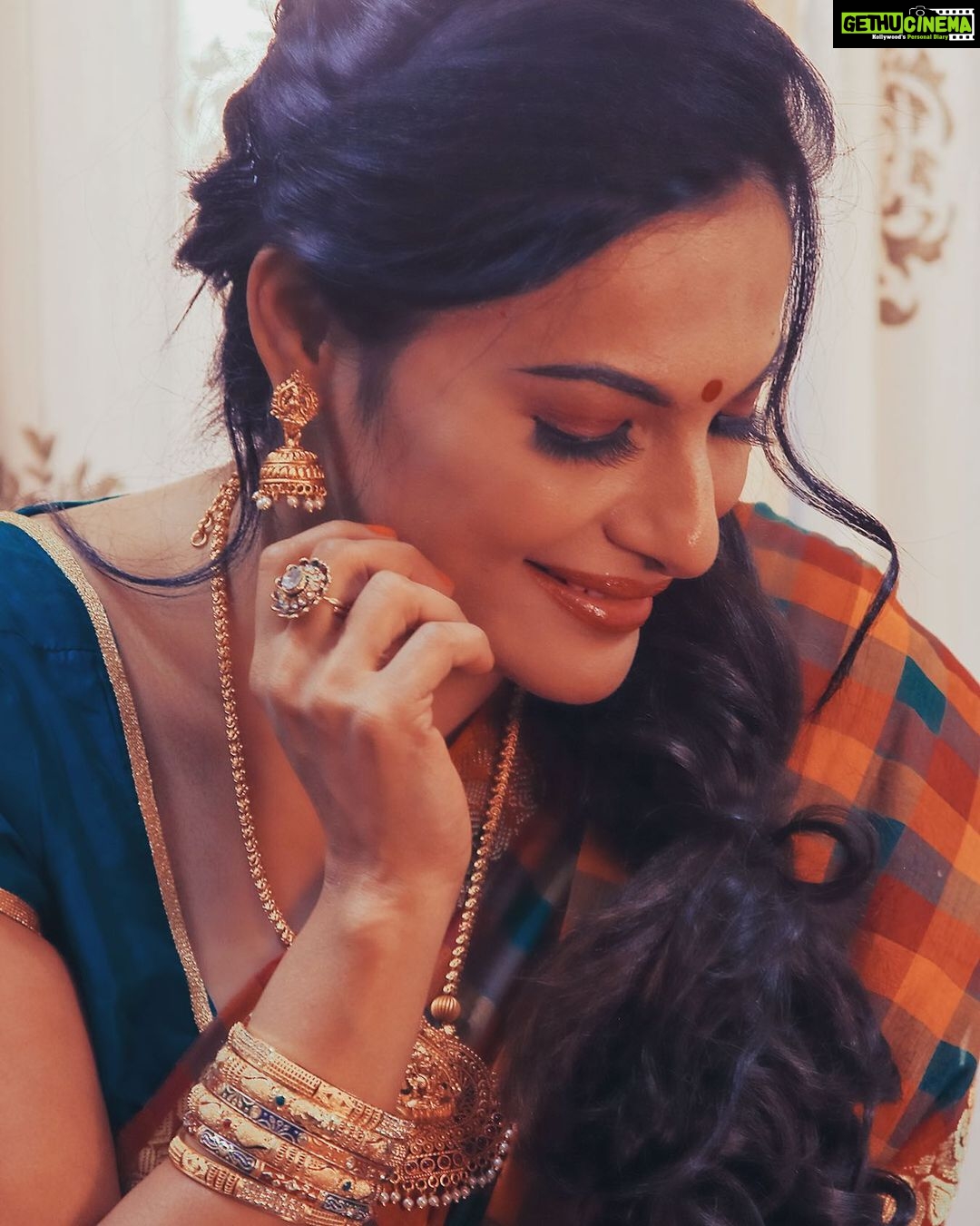 Rethika Srinivas - 3.9K Likes - Reigning my love for this timeless classic #chinnalampattu saree ✨
#recentphotoshoot
Photo @sheimour69 @sheimourcapture @sheimour
Edit @rasvik_m
Hair and Make up @makemeupbyjanani
Jewellery @ti_ara3887
———
#eyes #newphotoshoot #trending #closeup #brown #rethikasrinivas #rethikasjustmyway #instafamily #expression #positivevibes #chennai #moodygrams #festivevibes #skincare #red #attitude #positivity #rethikasjustmywayfam #exclusive #timeless #instagood #instafamous #festivewear #actress #indiansaree #chinnalapattu #saree
