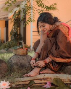 Rethika Srinivas Instagram - Undhan kaal kolusil
Adhu tholainthadhendru
Undhan kaaladi thedi vanthen.. ✨

#recentphotoshoot 

Photo @nvn_photography446 
Edit @rasvik_m 
Styled by @velvetstories_ 
Hair and Make up @nirmala.jansi 
Location @casuarina_bay 

———
#eyes #newphotoshoot #trending #closeup #brown #rethikasrinivas #rethikasjustmyway #instafamily #expression #positivevibes #chennai #moodygrams #justanotherdayinwa #skincare #red #attitude #positivity #rethikasjustmywayfam #exclusive #timeless #instagood #instafamous #lockdown #actress #staysafe #staypositive #anklets #traditional #kolusu
