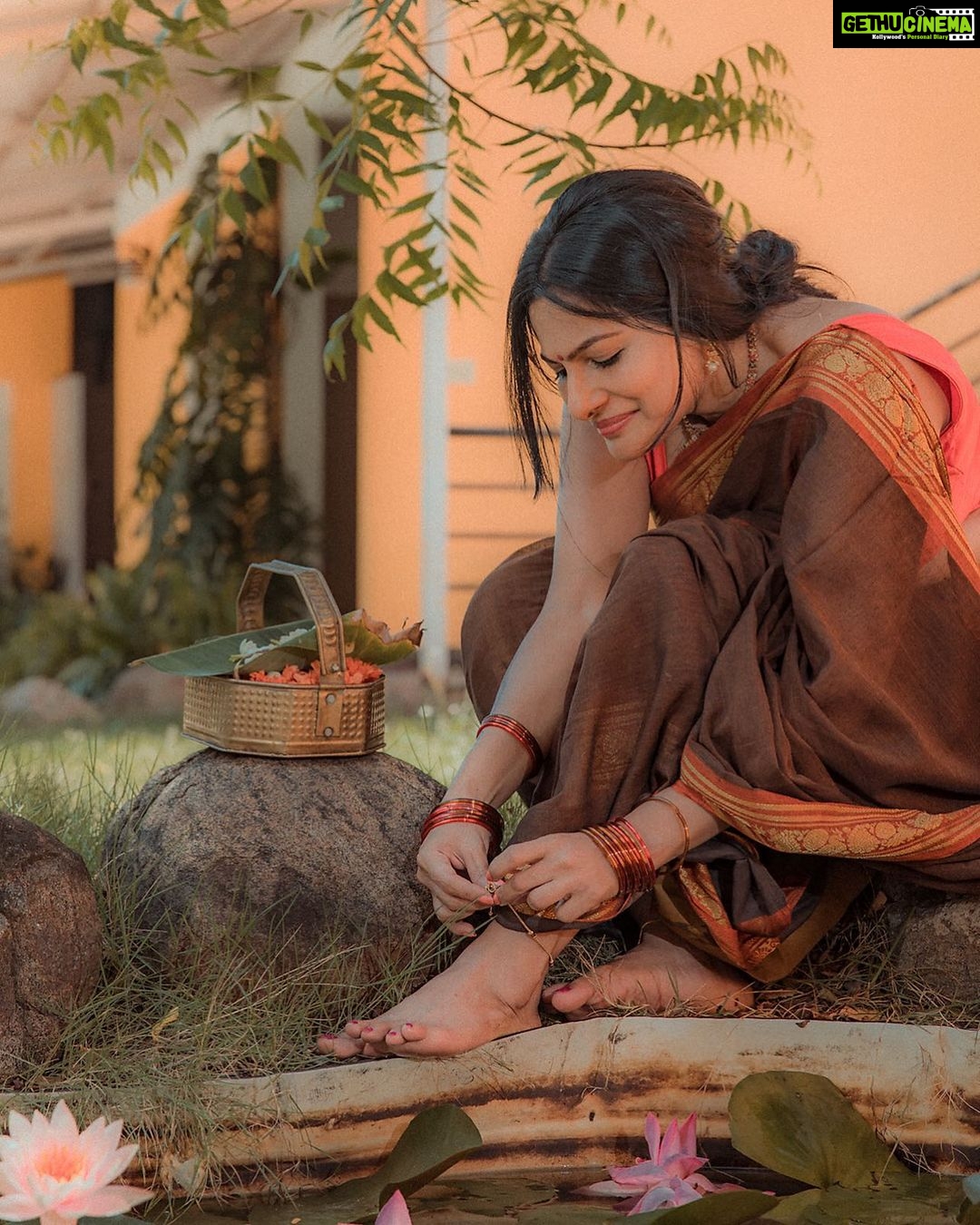 Rethika Srinivas - 3.9K Likes - Undhan kaal kolusil
Adhu tholainthadhendru
Undhan kaaladi thedi vanthen.. ✨
#recentphotoshoot
Photo @nvn_photography446
Edit @rasvik_m
Styled by @velvetstories_
Hair and Make up @nirmala.jansi
Location @casuarina_bay
———
#eyes #newphotoshoot #trending #closeup #brown #rethikasrinivas #rethikasjustmyway #instafamily #expression #positivevibes #chennai #moodygrams #justanotherdayinwa #skincare #red #attitude #positivity #rethikasjustmywayfam #exclusive #timeless #instagood #instafamous #lockdown #actress #staysafe #staypositive #anklets #traditional #kolusu