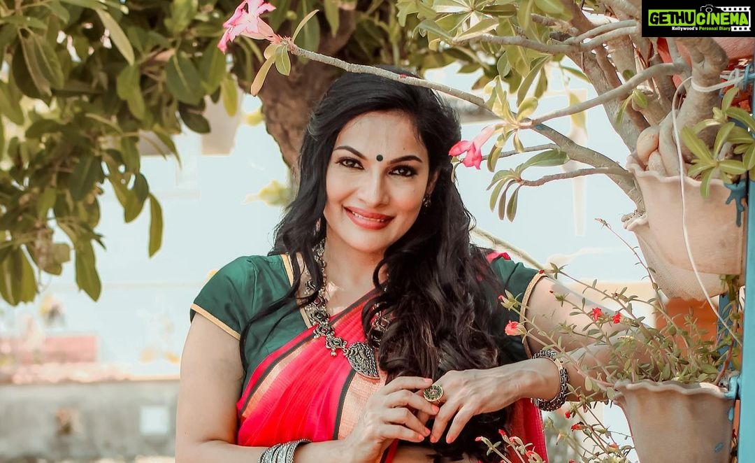 Rethika Srinivas Instagram - There is beauty in the simplest of things if we only search for it. A new morning of a new day ✨ #spreadlove #recentphotoshoot Photo @sheimour69 @sheimourcapture @sheimour Edit @rasvik_m Hair and Make up @makemeupbyjanani ——— #light #newphotoshoot #trending #whites #rethikasrinivas #throwbacktuesday #rethikasjustmyway #expression #rethikasjustmywayfam #exclusive #timeless #staysafe #staypositive