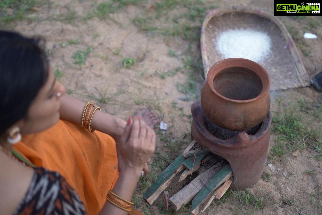 Rethika Srinivas - 3.9K Likes - Remembering those good old traditional ways of husking rice. It reminds me of all the strong ladies I’ve seen growing. Just a window to my past and the values I carry forward with each tradition I still and will follow.
#aadi auspicious month blessings 🌻✨
#recentphotoshoot
Photo @nvn_photography446
Styled by @styleupramyasekar @ramya_sekar_design_studio @velvetstories_
Hair and Make up @nirmala.jansi
Location @casuarina_bay
———
#simplicity #newphotoshoot #trending #closeup #arasipodaikrathu #rethikasrinivas #rethikasjustmyway #instafamily #expression #positivevibes #chennai #oldisgold #turmeric #husking #traditionalvalues #positivity #greens #exclusive #timeless #instagood #instafamous #women #actress #yellow #festivewear #rice #aadimasam #traditional