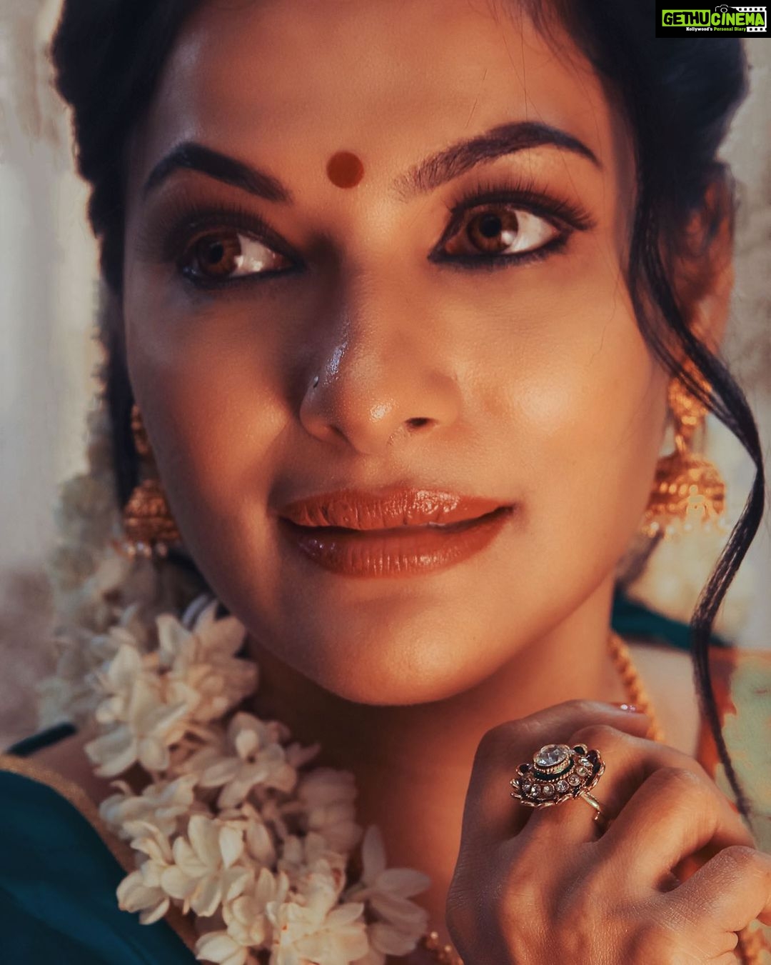 Rethika Srinivas - 5.5K Likes - A woman whose smile is open and whose expression is glad has a kind of beauty no matter what she wears.
#recentphotoshoot
Photo @sheimour69 @sheimourcapture @sheimour
Edit @rasvik_m
Hair and Make up @makemeupbyjanani
Jewellery @ti_ara3887
———
#eyes #newphotoshoot #trending #closeup #brown #rethikasrinivas #rethikasjustmyway #instafamily #expression #positivevibes #chennai #moodygrams #justanotherdayinwa #skincare #red #attitude #positivity #rethikasjustmywayfam #exclusive #timeless #instagood #instafamous #lockdown #actress #staysafe #staypositive