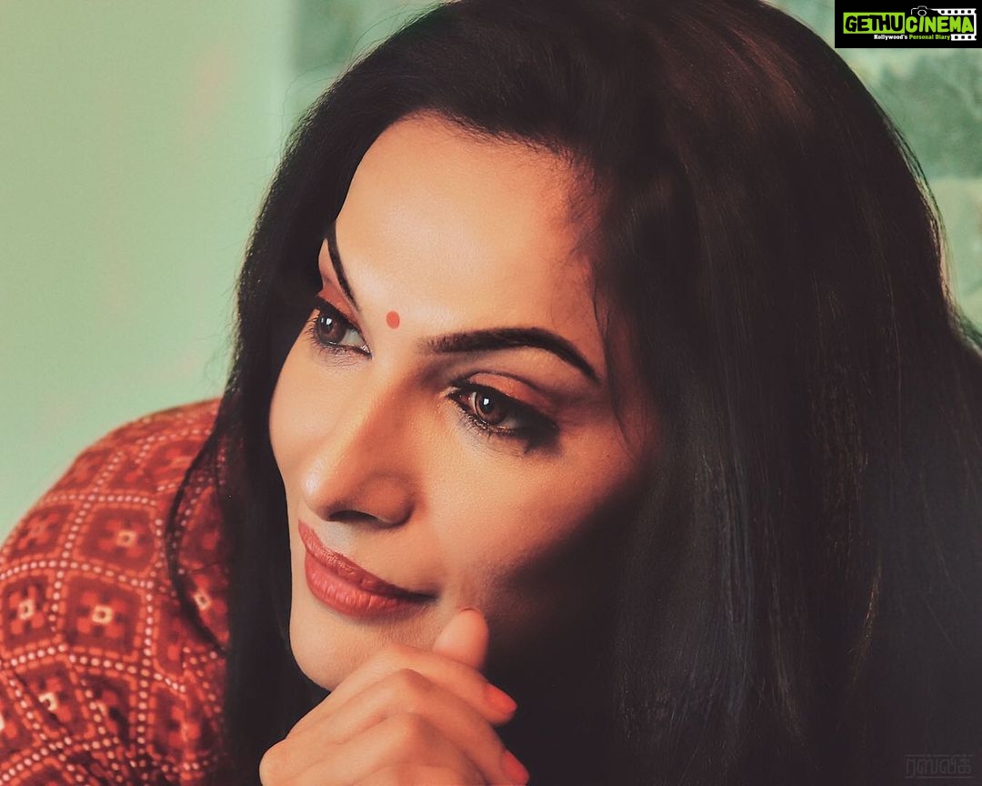 Rethika Srinivas Instagram - “Nothing can dim the light that shines from within”. Time’s tough but never give up. #stayhomestaysafe you all ✨ #recentphotoshoot Photo @sheimour69 @sheimourcapture @sheimour Edit @rasvik_m Hair and Make up @makemeupbyjanani ________________________________ #eyes #newphotoshoot #trending #closeup #brown #rethikasrinivas #rethikasjustmyway #instafamily #expression #positivevibes #chennai #moodygrams #justanotherdayinwa #skincare #red #attitude #positivity #rethikasjustmywayfam #exclusive #timeless #instagood #instafamous #lockdown #actress #staysafe #staypositive