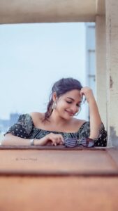Rethika Srinivas Instagram - The most alluring Thing a women can have is confidence !!! In Frame 🔥: @actressrethika 📸 Team : @flashbaack_photo @manobharath_t @v_arsty__ @jaggu_rm Styling💃 : @radzstylism @radhikaradhakrishnan28 Mua💄@swathisglazemakeover #rethikasrinivas #rethika #newreels #trendingreels #beauty #happy #photoshoot #positivevibes #terrace #confidence