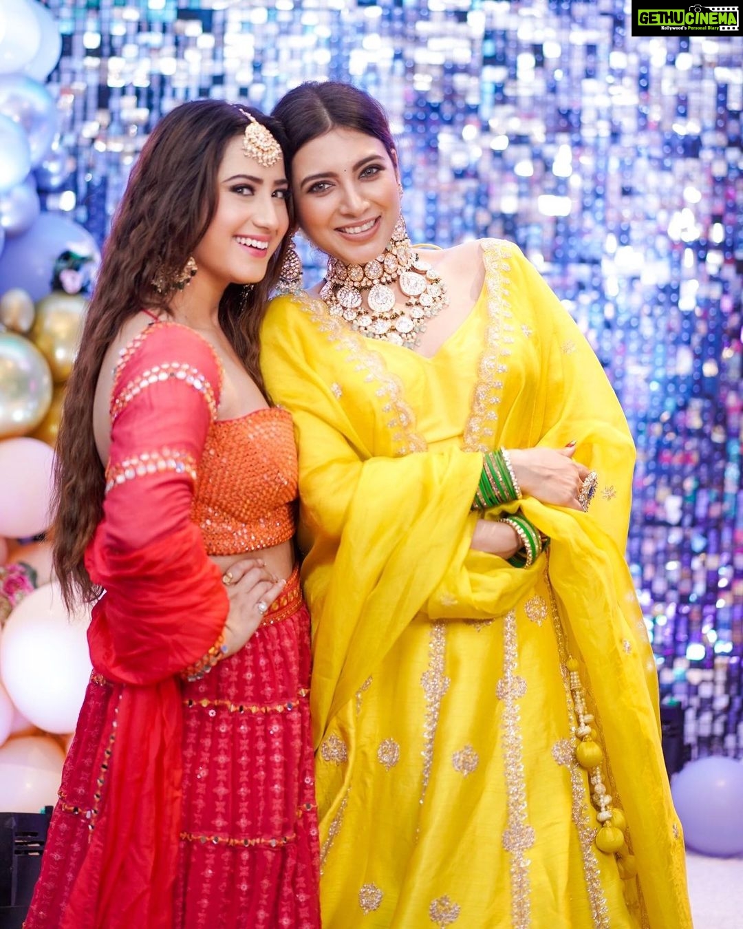 Aalisha Panwar Instagram - Humari Baatein Kabhi Khataam Nhi Hoti 😂🤣 @aalishapanwar157 . . . #nehaadhvikmahajan #alishapanwar