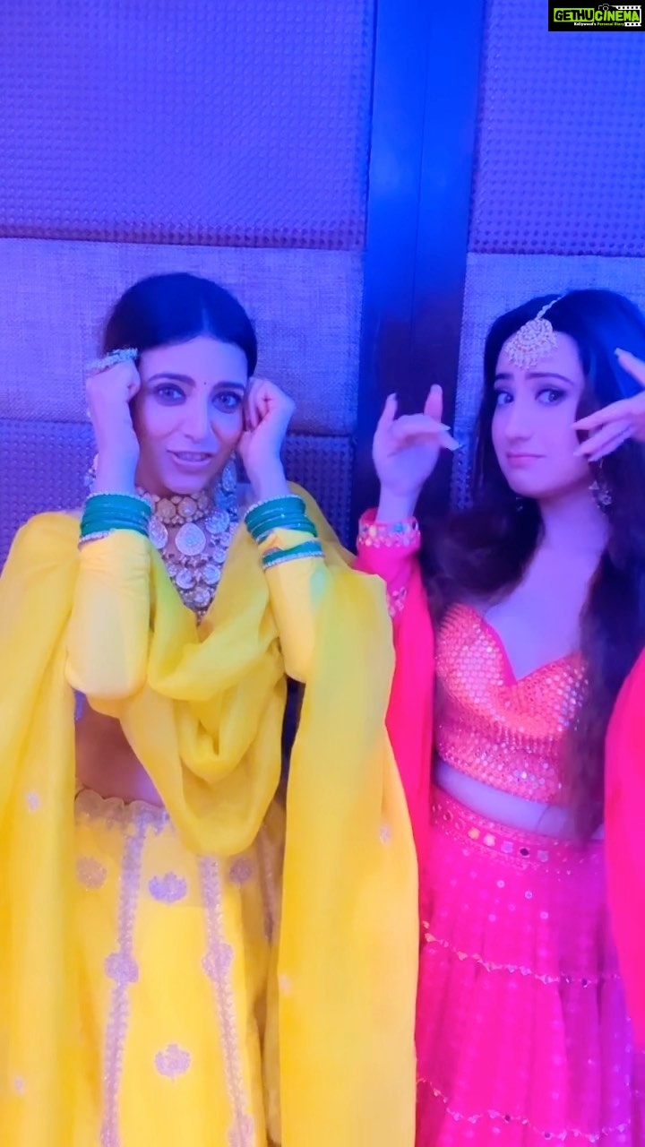 Aalisha Panwar Instagram - Kala Tikka Laga Lo Ji..😜 Bloopers 🙈🤣 . . #trendingreels #nehaadhvikmahajan #alishapanwar #nammakeovers #reelsinstagram #reelitfeelit #reelkarofeelkaro